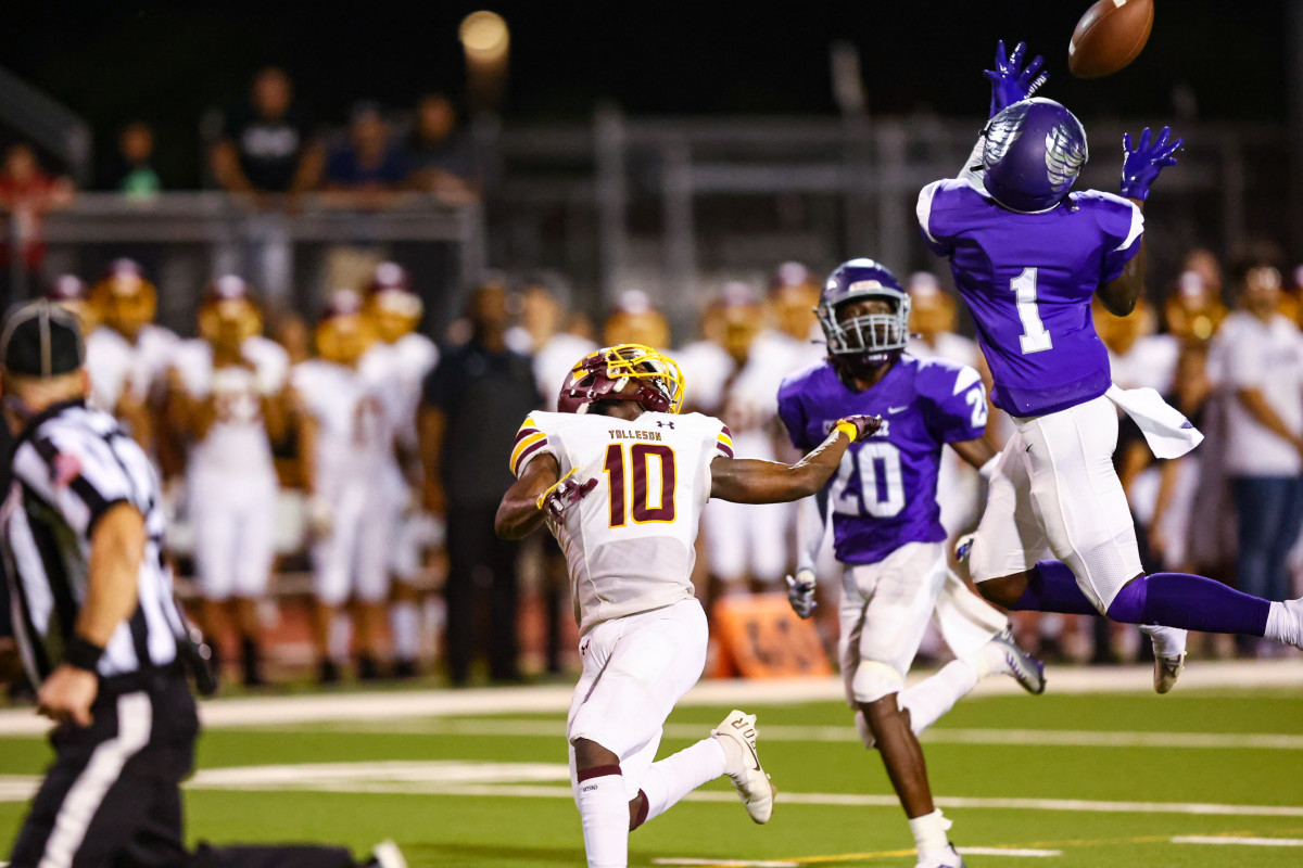 Among those who’ve stuck with Chavez: corner/receiver Antwon Jenkins, here picking off Tolleson High.